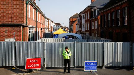 Une policière à Amesbruy (Royaume-Uni), le 8 juillet 2018. (HENRY NICHOLLS / REUTERS)