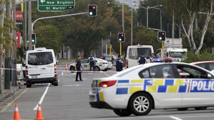 La police barre une rue près du centre islamique de Linwood, à Christchurch (Nouvelle-Zélande),&nbsp;visé par un attentat, le 15 mars 2019. (MARK BAKER / AP / SIPA)