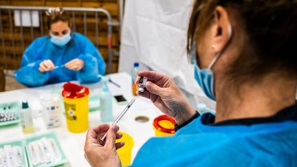 Des soignants préparent des doses de vaccin contre le Covid-19 dans un vaccinodrome de Perpignan (Pyrénées-Orientales), le 12 avril 2021. (JC MILHET / HANS LUCAS / AFP)