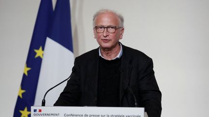 L'immunologue Alain Fischer lors d'une conférence de presse sur la stratégie vaccinale du gouvernement, le 3 décembre 2020, à Paris. (BENOIT TESSIER / AFP)