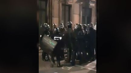 Capture d'écran de la vidéo montrant l'altercation entre deux policiers à Toulouse samedi 23 février 2019. (CAPTURE D'ECRAN FACEBOOK)