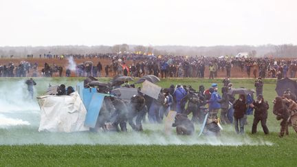 Les affrontements entre manifestants et force de l'ordre, le 25 mars 2023, à Sainte-Soline (Deux-Sèvres). (YOHAN BONNET / AFP)