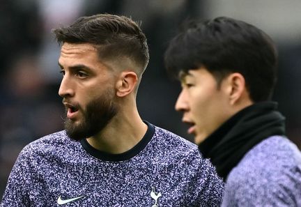 Rodrigo Bentancur et Heung-min Son à l'échauffement avec Tottenham, le 31 décembre 2023, à Londres. (BEN STANSALL / AFP)