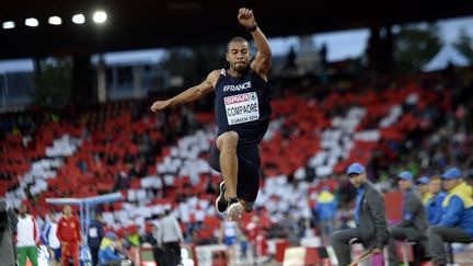 Le Fran&ccedil;ais Benjamin Compaor&eacute; lors de la finale du triple saut aux championnats d'Europe d'athl&eacute;tisme &agrave; Zurich (Suisse). (FRANCK FIFE / AFP)