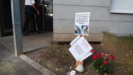 Un message d'hommage à Sophie Le Tan à l'entrée de l'immeuble où vivait le principal suspect de sa disparition, Jean-Marc Reiser, à Schiltigheim (Bas-Rhin), le 20 septembre 2018. (FREDERICK FLORIN / AFP)