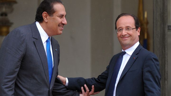 Hamad Ben Jassem Al-Thani, le premier ministre qatarien, et Fran&ccedil;ois Hollande, dans la cour de l'Elys&eacute;e, &agrave; Paris, le 7 juin 2012.&nbsp; (BERTRAND LANGLOIS / AFP)