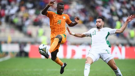 Nicolas Pepé et ses coéquipiers dominent l'Algérie à la mi-temps (2-0). (CHARLY TRIBALLEAU / AFP)