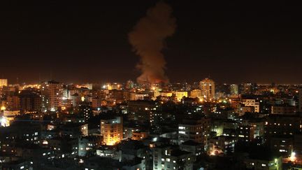 Les frappes a&eacute;riennes dans la ville de Gaza se sont poursuivies pendant la nuit du mercredi 14 novembre 2012 au jeudi. (HOSAM SALEM / AFP)