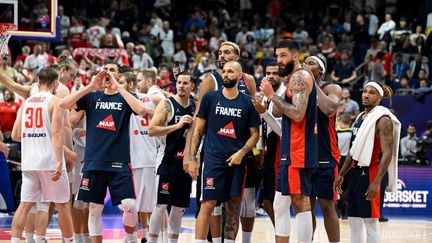 L'équipe de France de basket après leur victoire contre la Pologne en demi-finale de l'Eurobasket à Berlin, le 16 septembre 2022.&nbsp; (TOBIAS SCHWARZ / AFP)