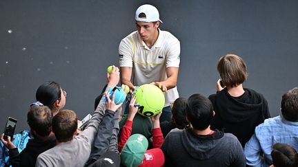 Arthur Cazaux s'est découvert de nouveaux fans à l'issue de sa belle semaine à l'Open d'Australie. (ANTHONY WALLACE / AFP)