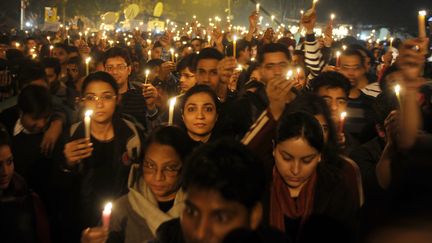 Des veill&eacute;es sont organis&eacute;es dans plusieurs villes &agrave; travers l&rsquo;Inde ce samedi 29 d&eacute;cembre apr&egrave;s la mort de la fille viol&eacute;e et battue. Le rassemblent &agrave; New Delhi samedi 29 d&eacute;cembre 2012 (SAJJAD HUSSAIN / AFP)