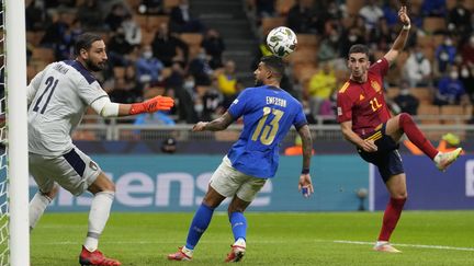 L'attaquant de l'équipe d'Espagne Ferrand Torres inscrit son deuxième but contre l'Italie d'Emerson et de Donnarumma, lors de la demi-finale de la Ligue des nations à Milan le 6 octobre 2021. (ANTONIO CALANNI/AP/SIPA)