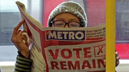 Une femme lit le journal dans le métro, à Londres, le 22 juin 2016. (RUSSELL BOYCE / REUTERS)