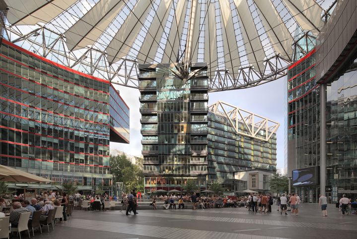 Le bâtiment Sony Center, conçu par Helmut Jahn, sur la Potsdamer Platz, Berlin, Allemagne.&nbsp; (MANUEL COHEN / MANUEL COHEN)