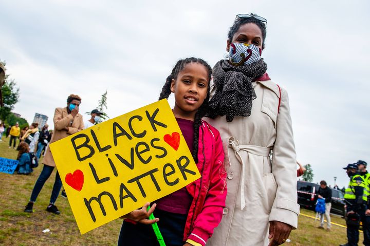 Une femme et sa fille portent une pancarte "Black lives matter", lors d'un rassemblement à Amsterdam (Pays-Bas), le 10 juin 2020. (ROMY FERNANDEZ/SIPA USA/SIPA)