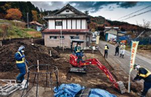 &nbsp; (L'entreprise Taisei a embauché des ouvriers de tout le pays pour décontaminer terrains et habitations. Ils sont payés entre 85 et 100 euros par jour. © Jérémie Souteyrat Géo)