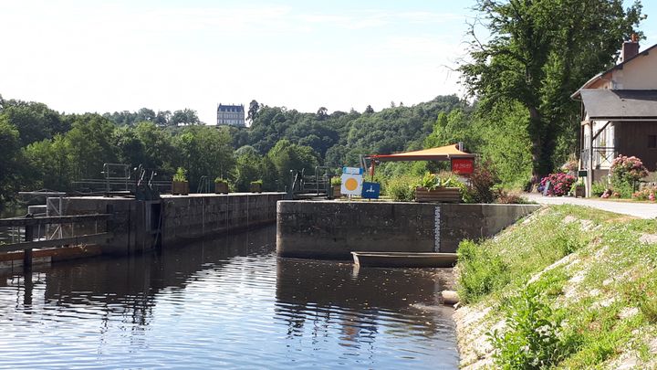 Le restaurant-écluse Le Beyel, au bord de la Mayenne. (BENJAMIN MATHIEU / RADIO FRANCE)