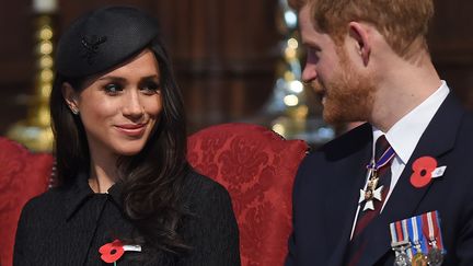 Meghan Markle et le prince Harry s'adressent un sourire, le 25 avril 2018, à l'abbaye de Westminster à Londres. (EDDIE MULHOLLAND / AFP)