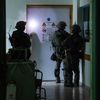 Une photo diffusée le 15 novembre 2023 par l'armée israélienne et montrant, selon elle, des soldats de Tsahal lors d'une opération dans l'hôpital Al-Shifa, dans la bande de Gaza. (ARMEE ISRAELIENNE / AFP)