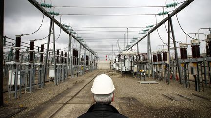 Un employé de RTE, le gestionnaire du réseau de transport d'électricité français, au poste électrique de Portet Saint-Simon (Haute-Garonne), le 4 avril 2013. (FREDERIC SCHEIBER / HANS LUCAS / AFP)