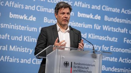 Robert Habeck, ministre fédéral de l'Economie et de la Protection du climat,&nbsp;en conférence de presse à Berlin, le 23 mars 2022. (FABIAN SOMMER / DPA / AFP)