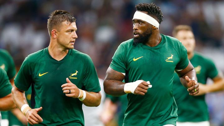 Le capitaine actuel des Springboks, Siya Kolisi (à droite) et Handre Pollard pendant le match de coupe du monde 2023 contre les Tonga, le 1e octobre 2023 au Vélodrome. (STEVE HAAG SPORTS/SHUTTERSTOCK/S / SIPA)