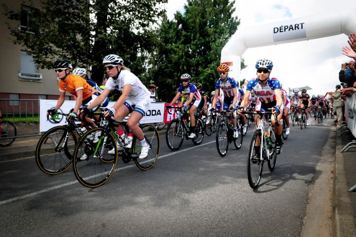 Le d&eacute;part d'une &eacute;tape de la Route de France f&eacute;minine, le 10 ao&ucirc;t 2013.&nbsp; (MAXPPP)