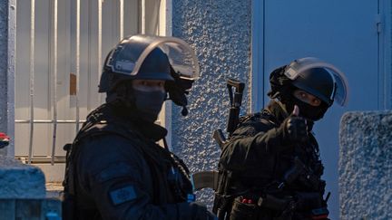 Des policiers du RAID en pleine opération de démantèlement d'un trafic de drogues (ERIC BERACASSAT / HANS LUCAS)