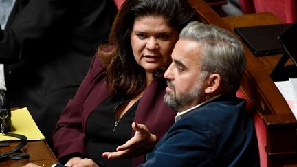 Raquel Garrido et Alexis Corbière discutent à l'Assemblée nationale, à Paris, le 24 octobre 2022. (JULIEN DE ROSA / AFP)