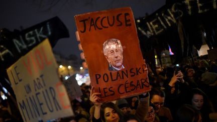 Des militantes féministes manifestent devant la salle Pleyel, à Paris, où se tient la 45 cérémonie des César, le 28 février 2020. Roman Polanski, accusé d'agression sexuelle par douze femmes, y a été sacré meilleur réalisateur. (LUCAS BARIOULET / AFP)