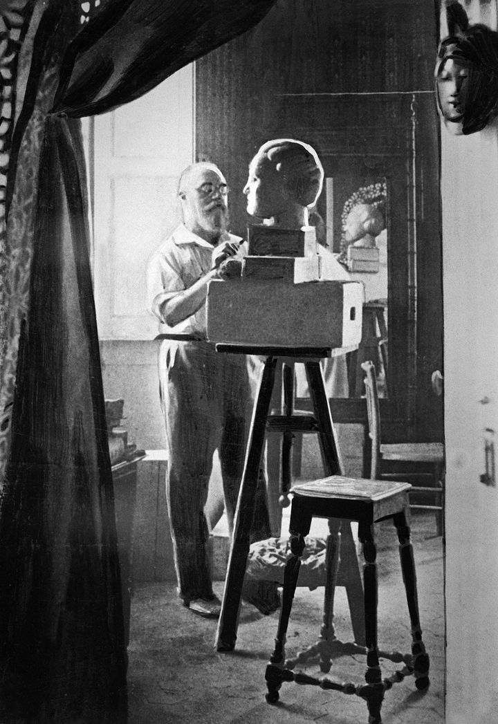 Le peintre et sculpteur Henri Matisse sculpte "la Tête d'Henriette" dans son atelier, dans le milieu des années 1920 (AFP)