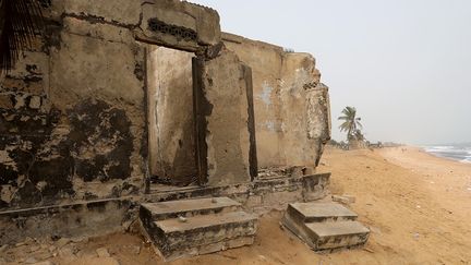 Ce phénomène d’érosion "a toujours existé, mais il a été amplifié par l’intervention humaine. Le courant marin parallèle à la côte qui déposait des sédiments, appelé dérive littorale, dans le sens Ouest-Est, limitait l’érosion. Mais une série d’ouvrages a cassé son effet. D’abord, il y a eu le barrage sur la Volta, au Ghana voisin, en 1960 (…). Ensuite, le port autonome de Lomé, en 1967", explique Pessièzoum Adjoussi, géographe à l’université de Lomé cité par "Libération".&nbsp; &nbsp; (LUC GNAGO / REUTERS)