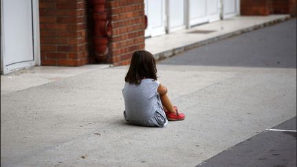 Une petite fille dans une cour de réacréation, lors de la rentrée scolaire, à Paris. (LUC NOBOUT / MAXPPP)