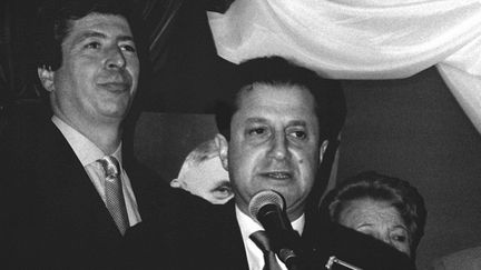 Le maire UMP de Levallois-Perret (Hauts-de-Seine), Patrick Balkany (G), et Didier Schuller (D), alors directeur g&eacute;n&eacute;ral des HLM du d&eacute;partement, photographi&eacute;s en mars 1993. (MAXPPP)