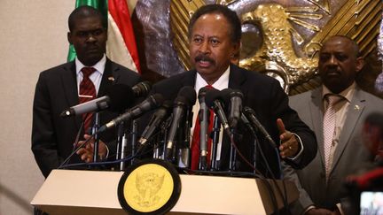 Le Premier ministre soudanais, Abdalla Hamdok, lors de sa conférence de presse à l'aéroport de Khartoum à son retour de Washington, le 8 décembre 2019.&nbsp; (MAHMOUD HJAJ / ANADOLU AGENCY)