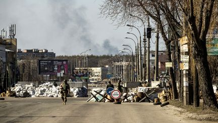 Des militaires ukrainiens à Kiev (Ukraine), le 22 mars 2022.&nbsp; (FADEL SENNA / AFP)