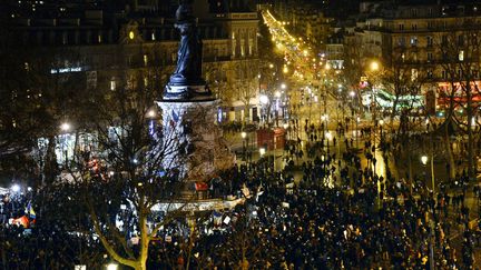 La nuit est tomb&eacute;e sur la place de la R&eacute;publique et la mobilisation ne faiblit pas. (BERTRAND GUAY / AFP)