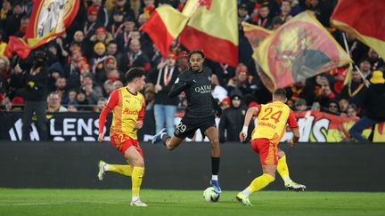 Le Parisien Bradley Barcola au milieu de la défense lensoise en Ligue 1, le 14 janvier 2024. (MAXPPP)