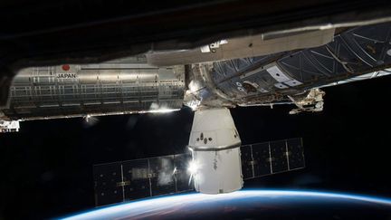 &nbsp; (La capsule Dragon SpaceX revient sur Terre après plus d'un mois à la Station spatiale internationale © MaxPPP)