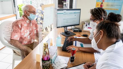 Un homme vient se faire vacciner contre le Covid-19, le 12 janvier 2021 à Papeete, en Polynésie française. (SULIANE FAVENNEC / AFP)