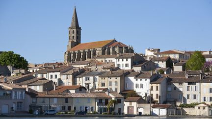 La ville de Castelnaudary (Aude) vue depuis le canal du Midi. (AZAM JEAN-PAUL / HEMIS.FR / AFP)