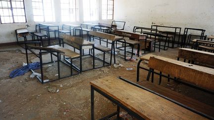 Une salle de classe dévastée lors d'une attaque&nbsp;contre un collège pour filles à Dapchi, au nord du Nigeria. 110 élèves y avaient été enlevés le 28 février 2018. (AMINU ABUBAKAR / AFP)