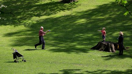 Les transmissions de patrimoine entre grands-parents et petits-enfants restent marginales, elles représentent moins de 10% des donations en France. Ci-contre, des grands-parents jouent au parc avec leur petit-fils. Photo d'illustration.&nbsp; (VINCENT ISORE / MAXPPP)