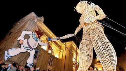 Le géant d'osier symbole de cette édition 2013 en grande conversation avec Polichinelle.
 (Nascimbeni/AFP)