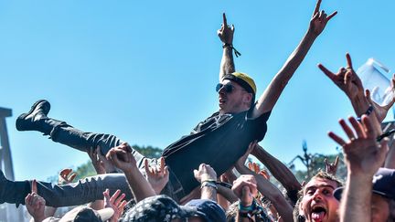 Un participant au Hellfest porté dans la foule à Clisson, le 22 juin 2018
 (Loïc Venance / AFP)