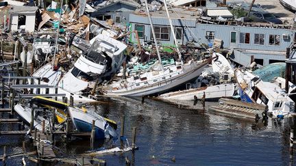 Des bateaux enchevêtrés&nbsp;à Fort Myers, en Floride (Etats-Unis), après le passage de l'ouragan Ian, le 29 septembre 2022. (JOE RAEDLE / GETTY IMAGES NORTH AMERICA / AFP)