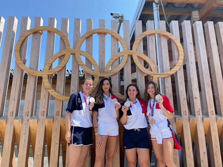 Les escrimeuses vice-championnes olympiques de sabre par équipes, avec de gauche à droite, Cécilia Berder, Sara Balzer, Charlotte Lembach et Manon Brunet, également médaillée de bronze en individuel. (CECILIA BERDER / RADIO FRANCE)