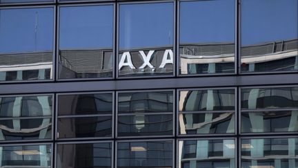 Le reflet de l'enseigne du siège du groupe Axa à Nanterre (Hauts-de-Seine), le 10 octobre 2018. (JOEL SAGET / AFP)