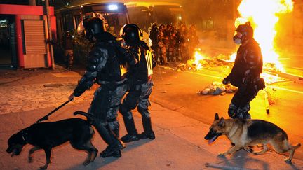 Des policiers interviennent lors de manifestations, le 19 juin 2013 &agrave; Niteroi (Br&eacute;sil). (TASSO MARCELO / AFP)