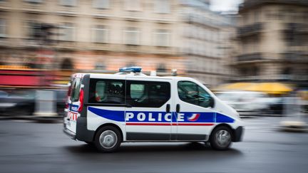 Un fourgon de police dans les rues de Paris. Image d'illustration. (ALEXIS SCIARD  / MAXPPP)